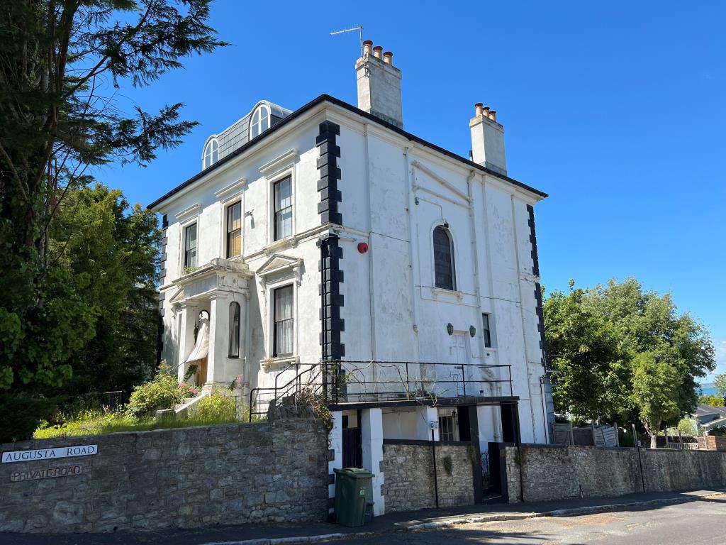Lot: 172 - GARDEN FLAT WITH PARKING FOR INVESTMENT OR OCCUPATION - Front and side view of the building